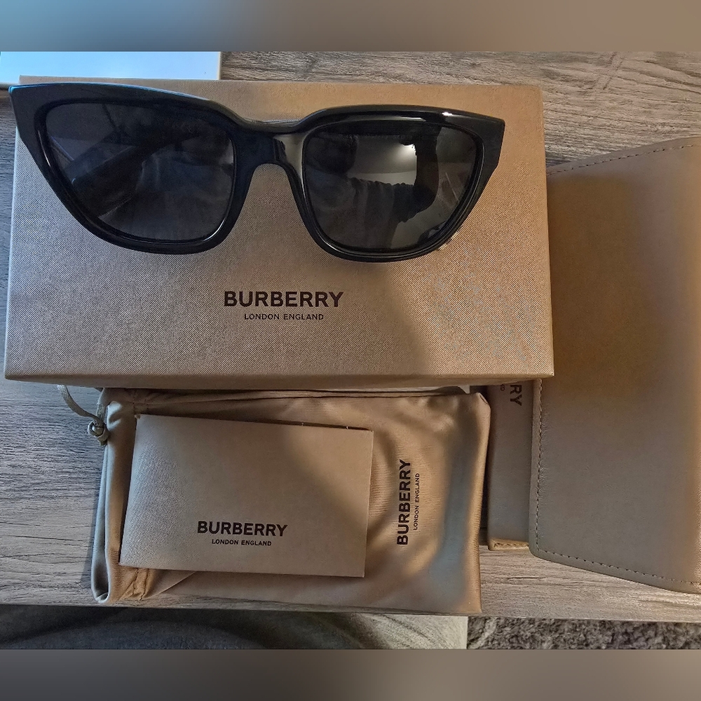 Burberry Sun Glasses for woman